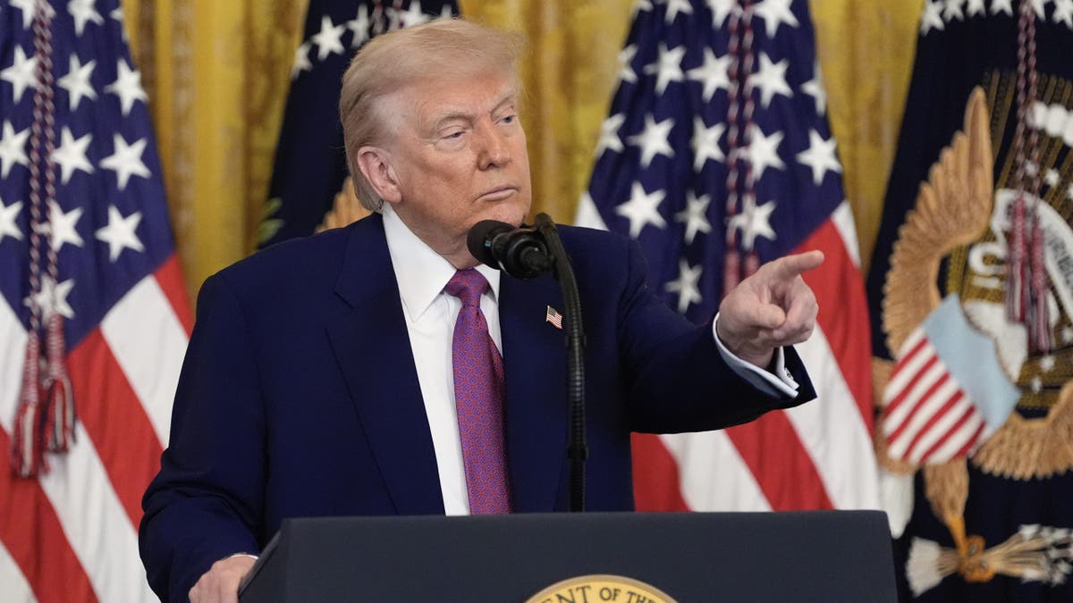 Trump u Lecternu, pokazujući