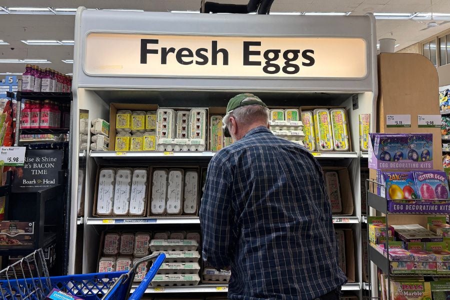 Cijene jaja mogu se povećati u Arizoni nakon što su Hickman Farms - najveći državni proizvođači jaja i jedan od najvećih proizvođača jaja na nacionalnoj razini - morali zatvoriti tri od svoje četiri farme zbog onečišćenja ptičje gripe