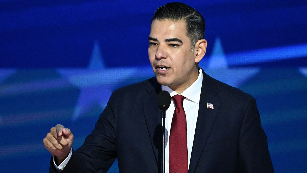 Američki veleposlanik Robert Garcia govoreći