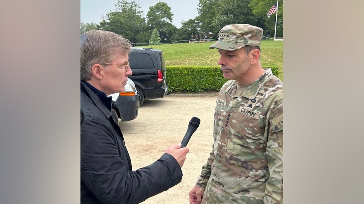 Greg Palkot i general Christopher Donahue