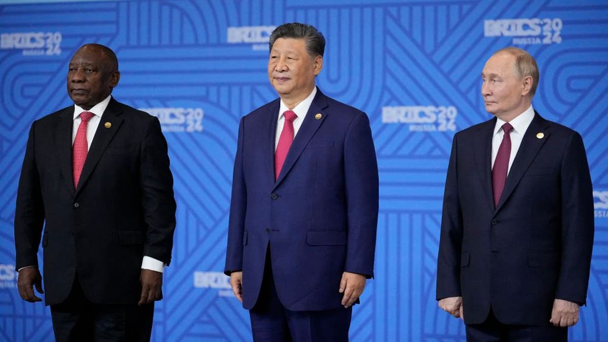 Južnoafrički predsjednik Cyril Ramaphosa, kineski predsjednik Xi Jinping i ruski predsjednik Vladimir Putin poziraju za obiteljsku fotografiju tijekom samita BRICS -a u Kazanu 23. listopada 2024. godine.  
