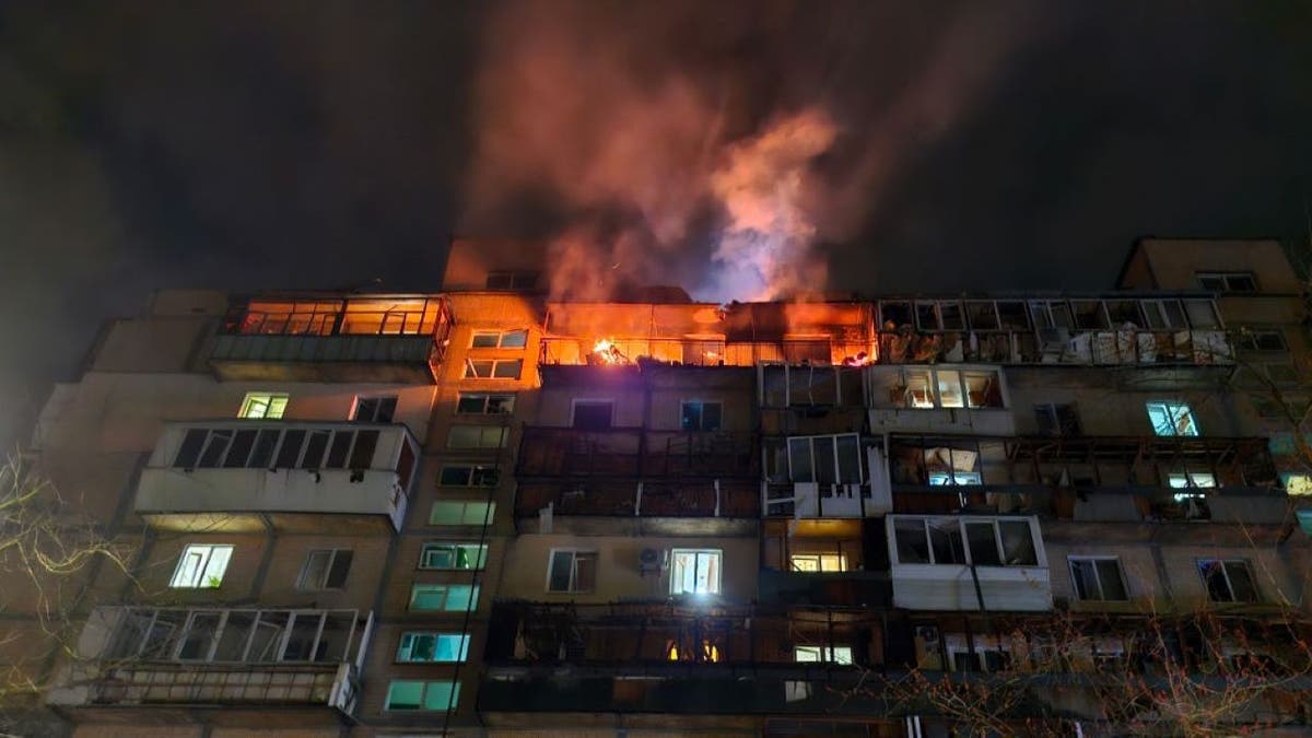KYIV, Ukrajina - 23. ožujka: Gornji katovi stambene zgrade u 9 spratova u okrugu Dniprovskyi oštećeni su ruskim štrajkom bespilotnih letjelica - požar je izbio u apartmanima 23. ožujka 2025. u Kiyivu, Ukrajina. U rano jutro ruska vojska napala je Kijev i oblaka dronove Shahed tipa, od kojih su većinu presrele Ukrajinske snage zračne obrane. Međutim, fragmenti nekih dronova oštetili su stambene visoke zgrade, uredsku zgradu i vozila u najmanje pet okruga grada. Najmanje 8 ljudi je ozlijeđeno; i tri su ubijena, uključujući i petogodišnje dijete. (Foto Ukrajina Roman Petushkov/Global Images putem Getty Images)