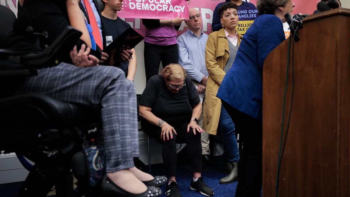 Kongresni demokrati održavaju skup i konferenciju za novinare kako bi najavili svoje protivljenje planu republikanaca kako bi smanjili Medicaid u uredskoj zgradi Cannon House na Capitol Hillu 13. svibnja 2025. u Washingtonu, DC. House Republikanci objavili su ovaj tjedan plan potrošnje zbog čega bi milijuni siromašnih Amerikanaca izgubili Medicaid, a milijuni više platili veće naknade, svi dio proračunskih prioriteta predsjednika Donalda Trumpa. (Foto Chip Somodevilla/Getty Images)