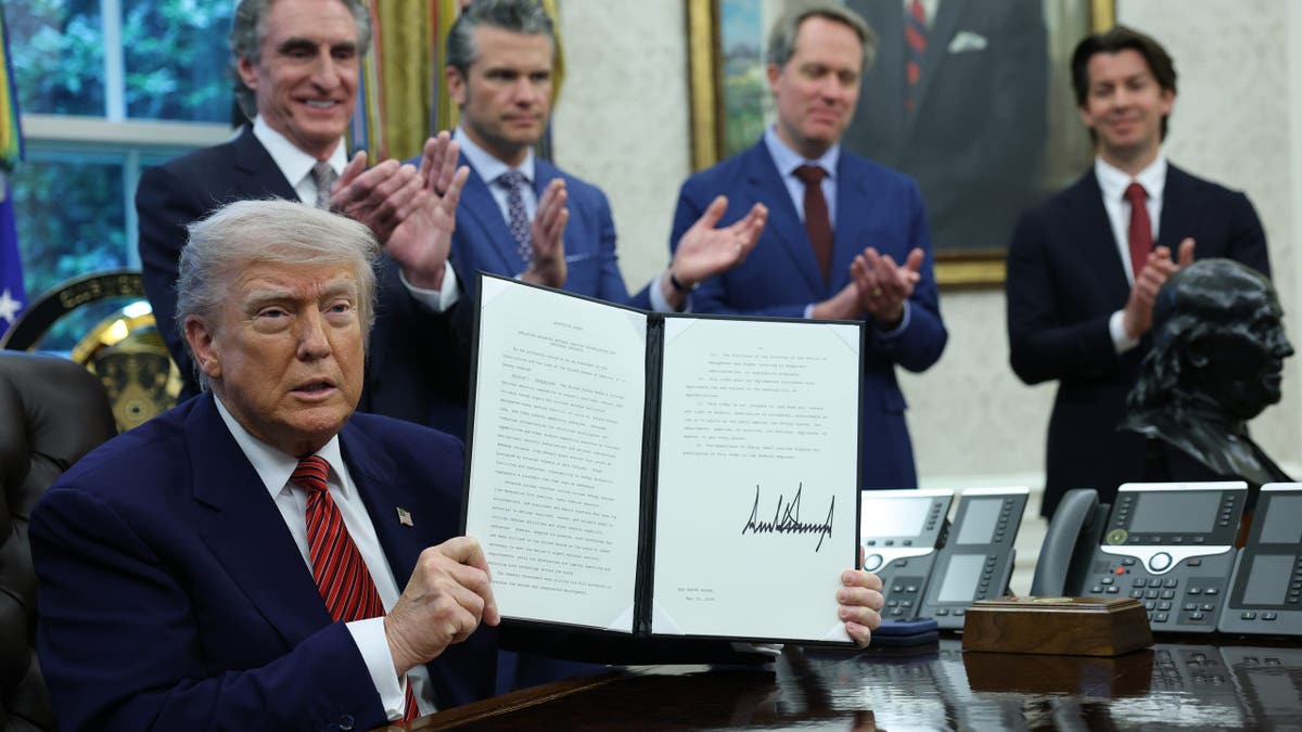 Predsjednik Donald Trump ukazao je na vlast koju američki predsjednik može samo s potpisom.