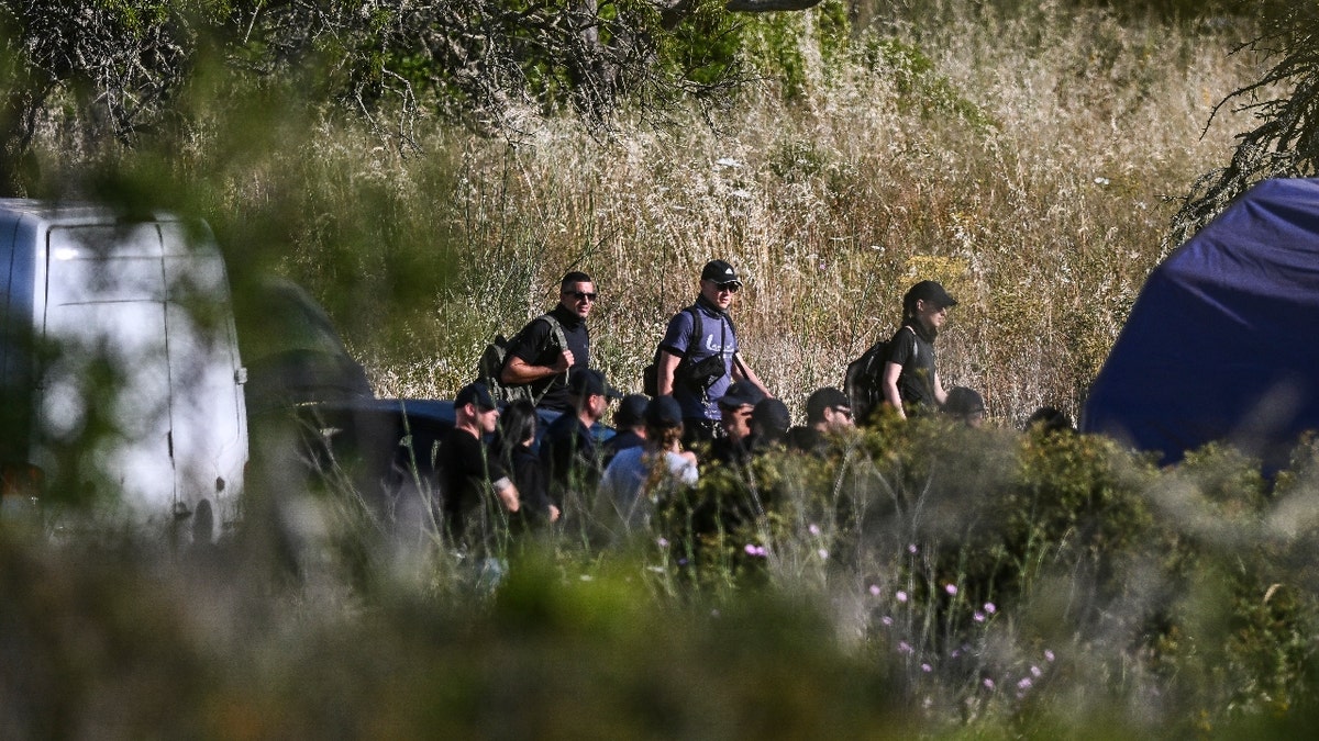Tim za pretraživanje blizu Praia de Luza, Portugal, gdje pretražuju policajci koji istražuju nestanak Madeleine McCann, u selu nekoliko kilometara od odmarališta, gdje je posljednji put viđena 2007. godine.