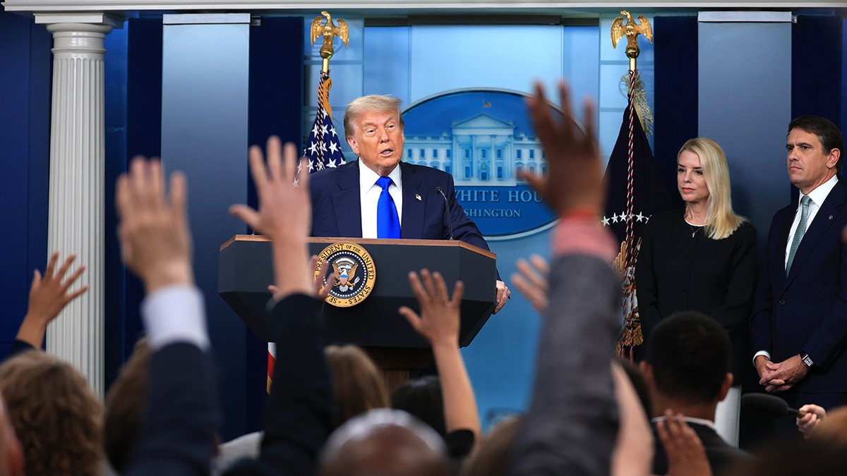 Trump govori na brifingu za tisak