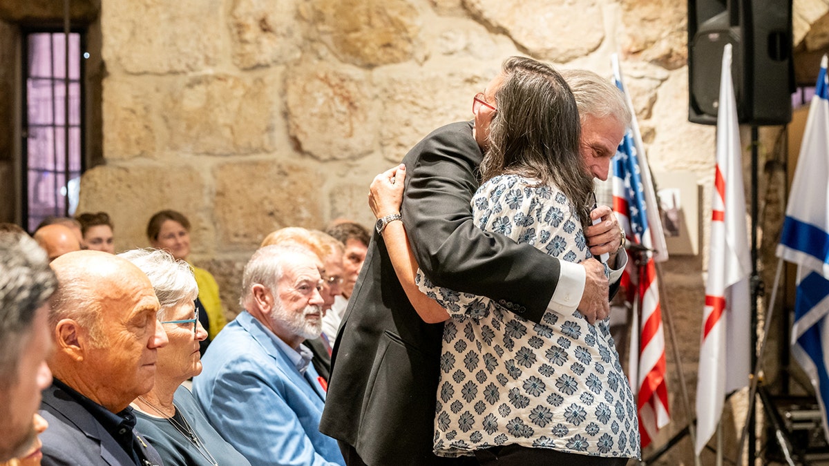 Franklin Graham zagrli Karinu Engel