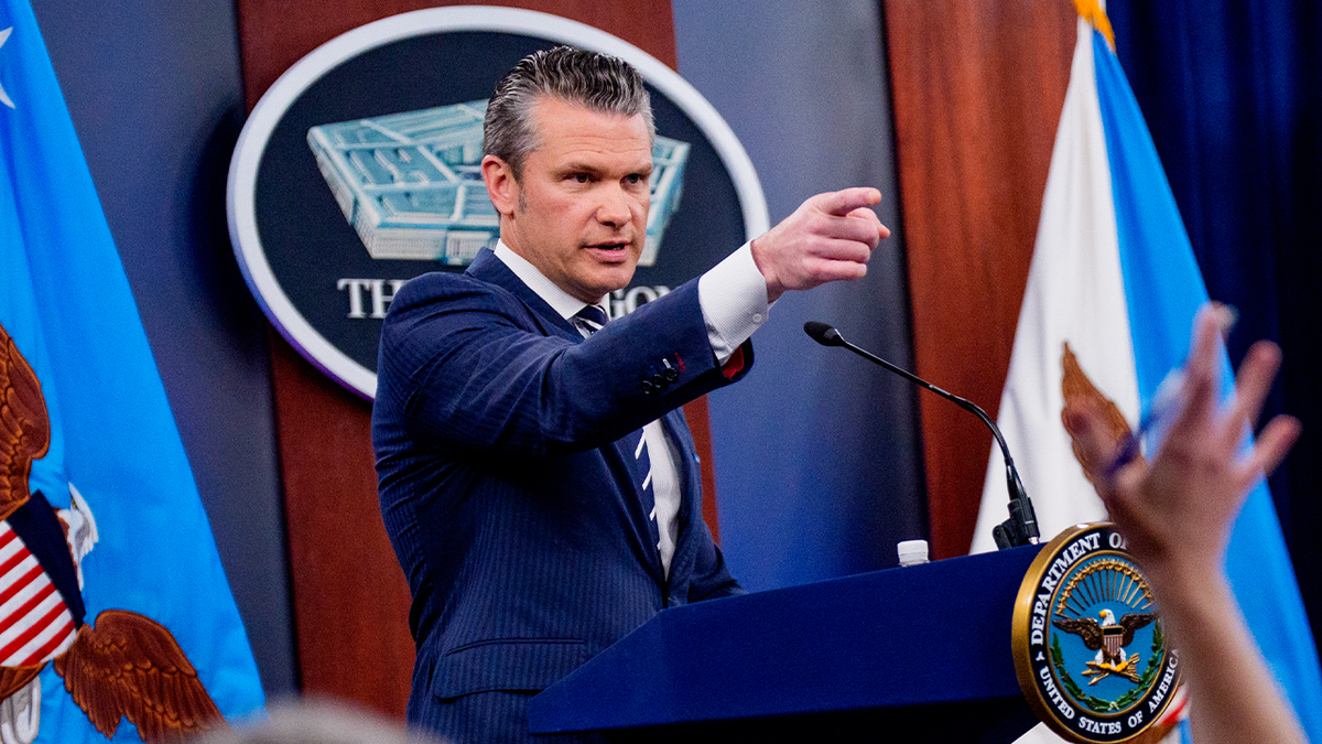 Hegseth pokazuje