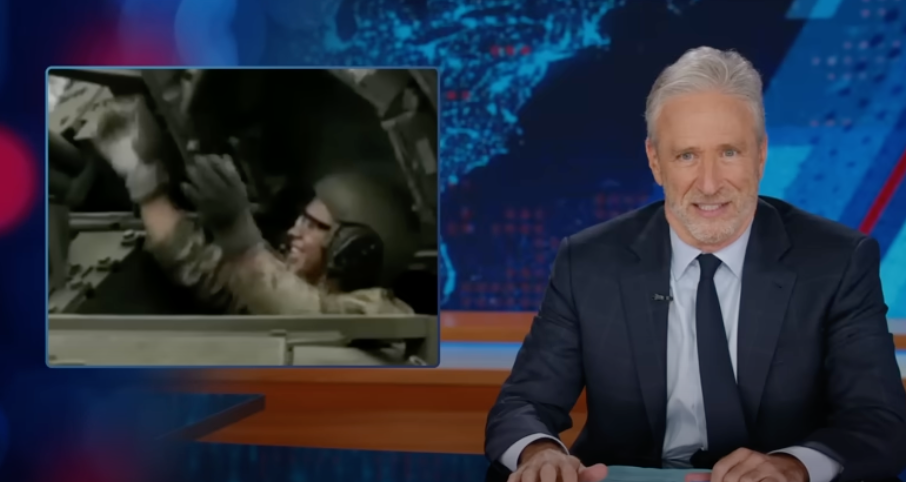 Jon Stewart uletio je u Fox News 'pokrivenost Trumpove' neravne 'vojne parade