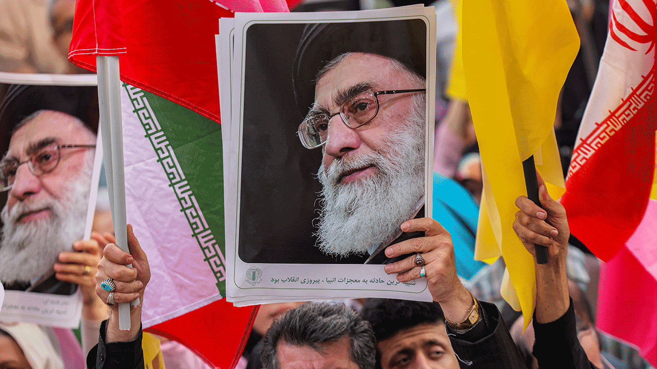 Vrhovni vođa Ayatollah Ali Khamenei na demonstracijskom plakatu