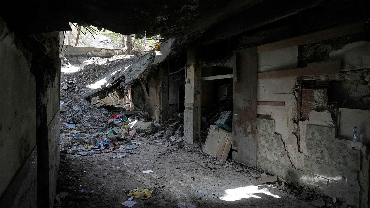 Krhotine u blizini oštećene uredske zgrade u zatvoru Evin