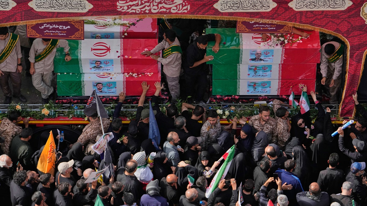 Ožalošćeni se okupljaju na sprovodu za iranske vođe ubijene u ratu s Izraelom