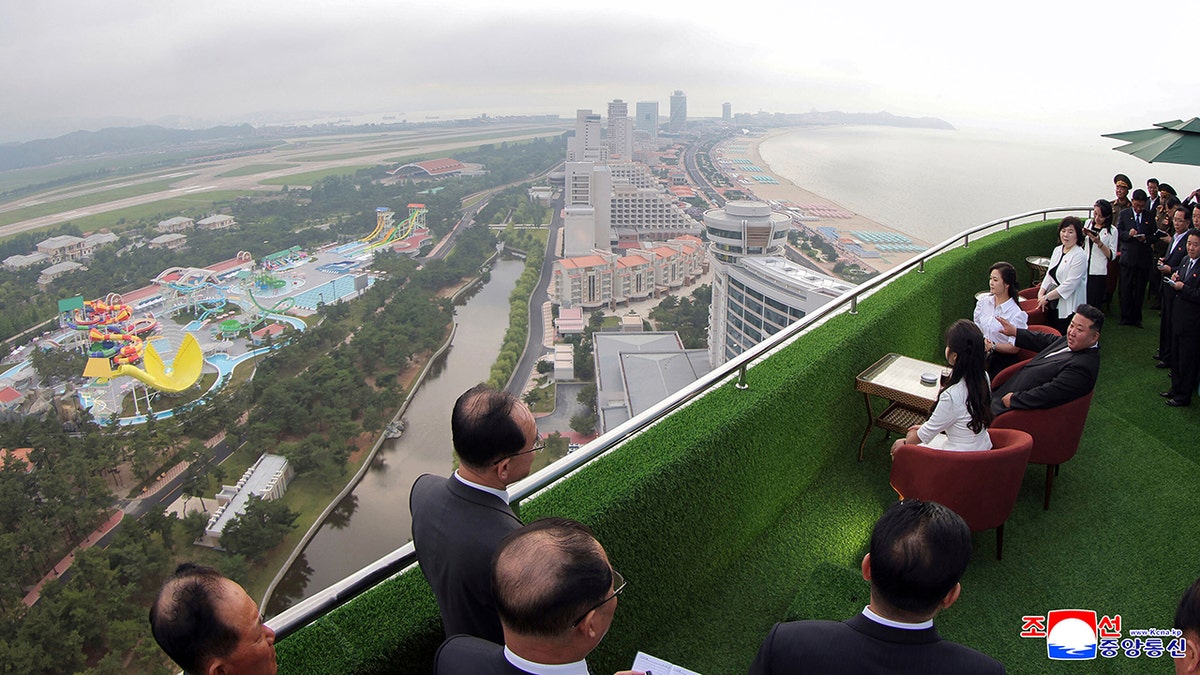 Sjevernokorejski vođa Kim Jong Un uživa u pogledu na odmaralište Wonsan-Kalma.