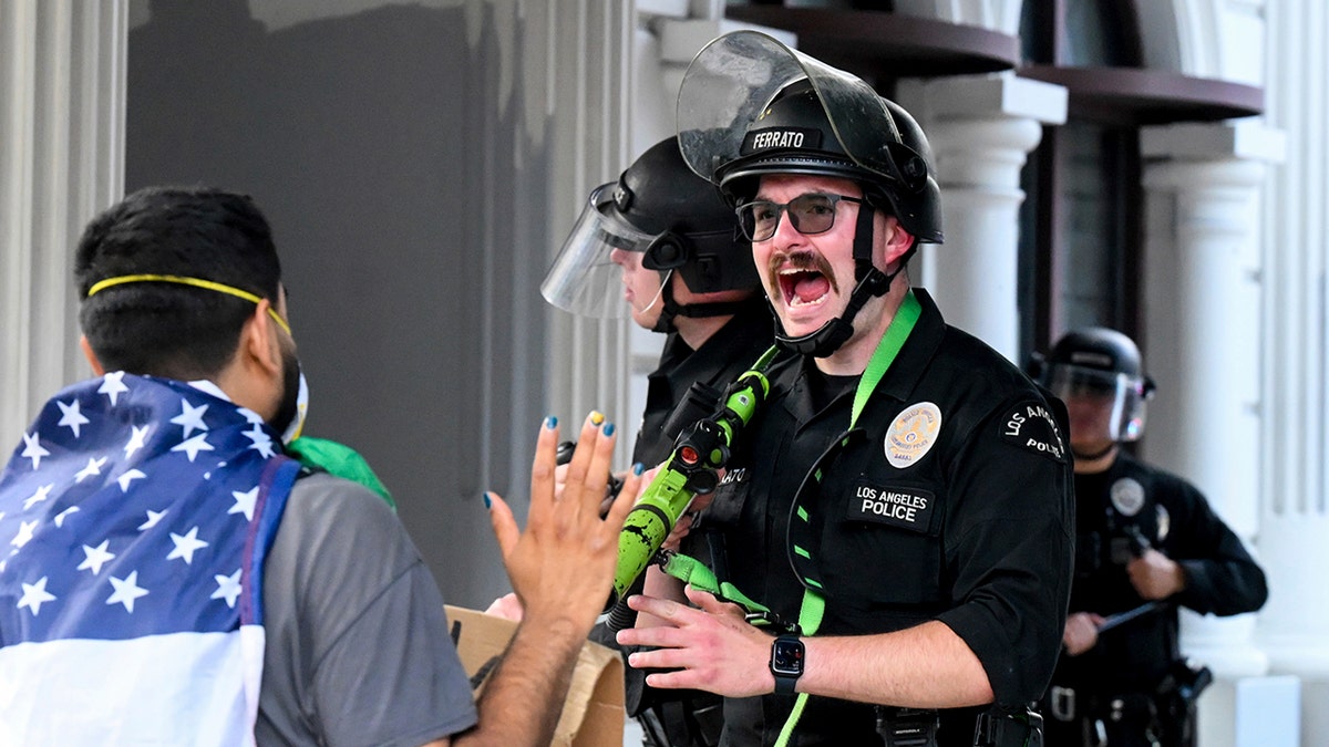 Čini se da službenik LAPD -a viče na Rioter