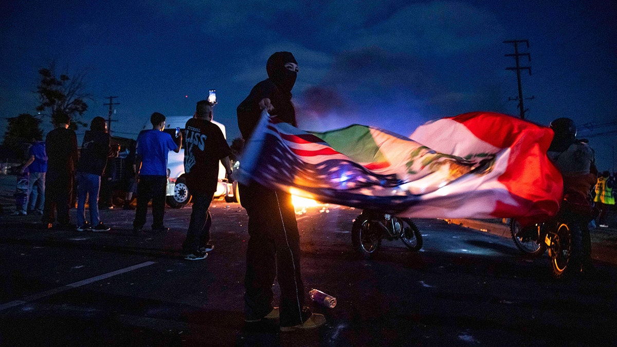La Rioter s američkom-meksikom zastavom