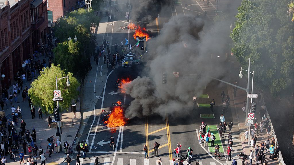 La Riots vatra na ulici, crni dim