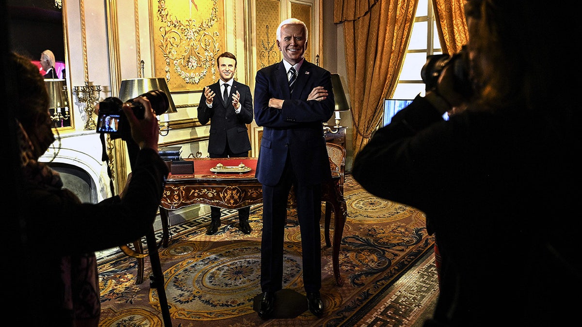 Macron i Biden Wax statue