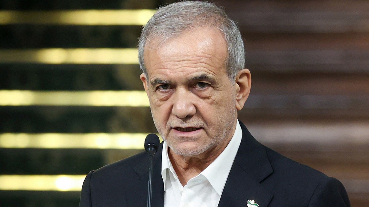 Iranski predsjednik Masoud Pezeshkian s mikrofonom