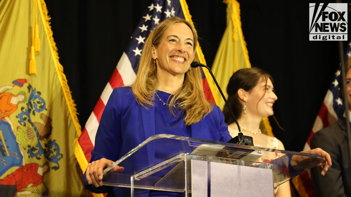 Veleposlanik Mikie Sherrill održao je govor o pobjedi živahnoj gomili navijača na zabavi na izbornoj večeri u Morristownu, New Jersey.