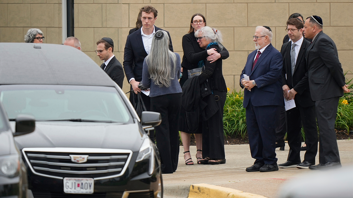 Obitelj i prijatelji okupljaju se ispred kongregacije Beth Torah nakon sprovoda za Sarah Milgrim, osoblje izraelske ambasade koja je ubijena ispred židovskog muzeja Washingtona, 27. svibnja 2025. u Overland Parku, Kansas.