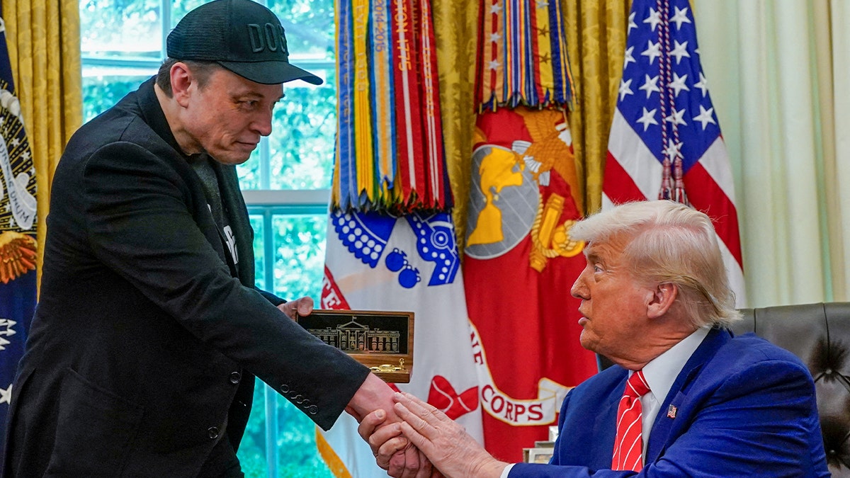 Elon Musk i Donald Trump rukuju se u Ovalnom uredu dok milijarder završava svoje vrijeme administracijom