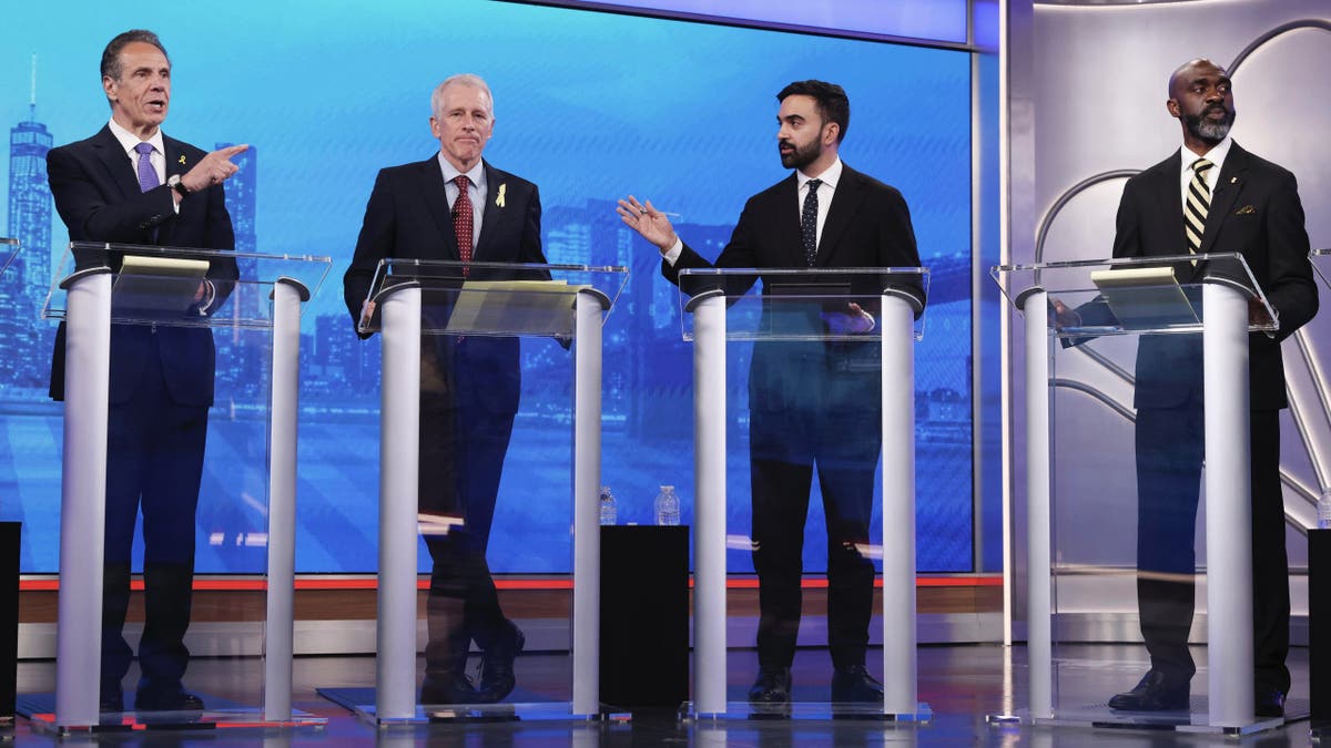 Demokratski kandidati za gradonačelnika Andrew Cuomo, krajnje lijevo, i Zohran Mamdani, drugi s desne strane, sadašnji argumenti dok Whitney Tilson, drugi s lijeve strane, i Michael Blake gledaju tijekom osnovne rasprave demokratskog gradonačelnika, srijeda, 4. lipnja 2025. u New Yorku. (AP Photo/Yuki Iwamura, bazen)