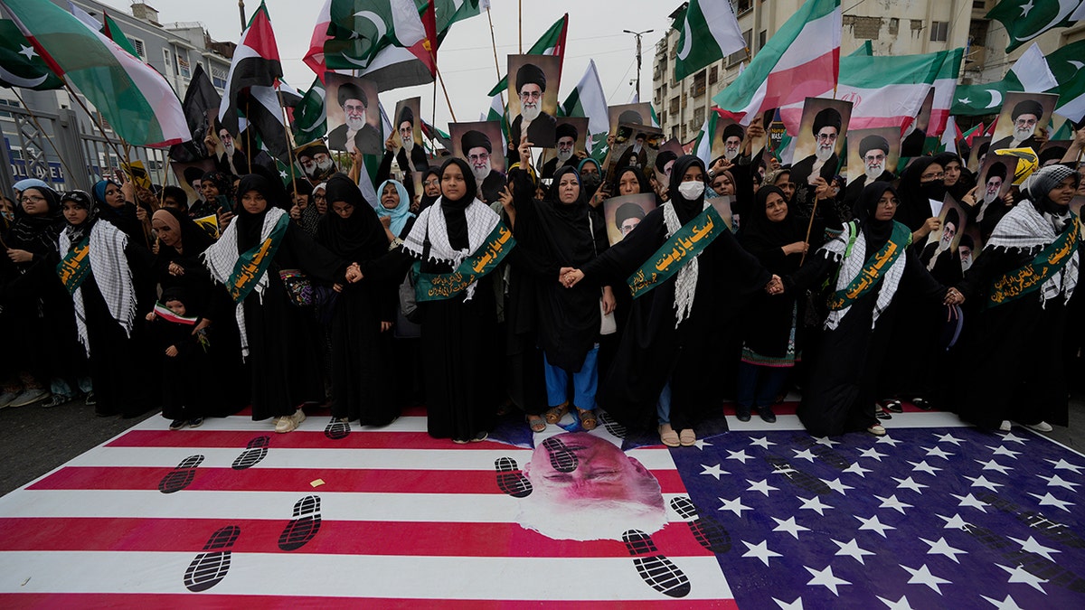 Pakistan demonstracija s tragovima na američkoj zastavi