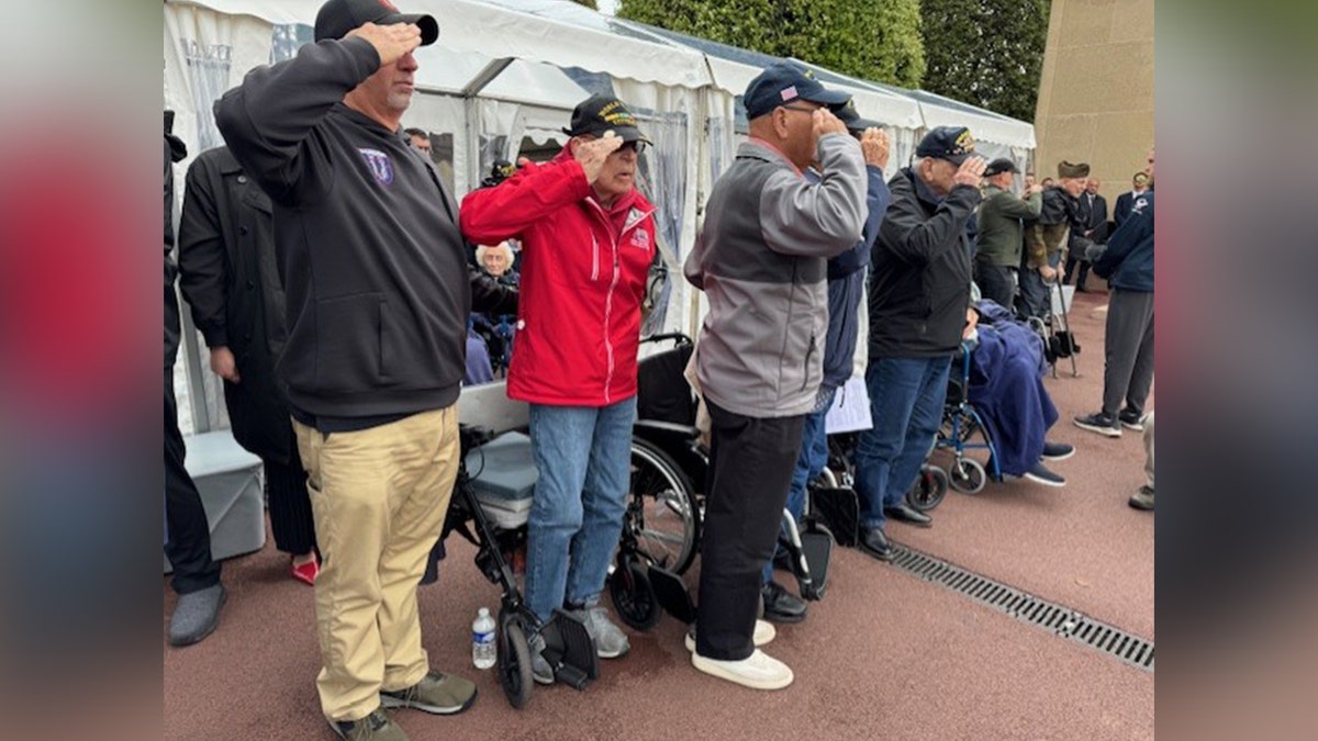 Veterani koji pozdravljaju na proslavi D-Day-a