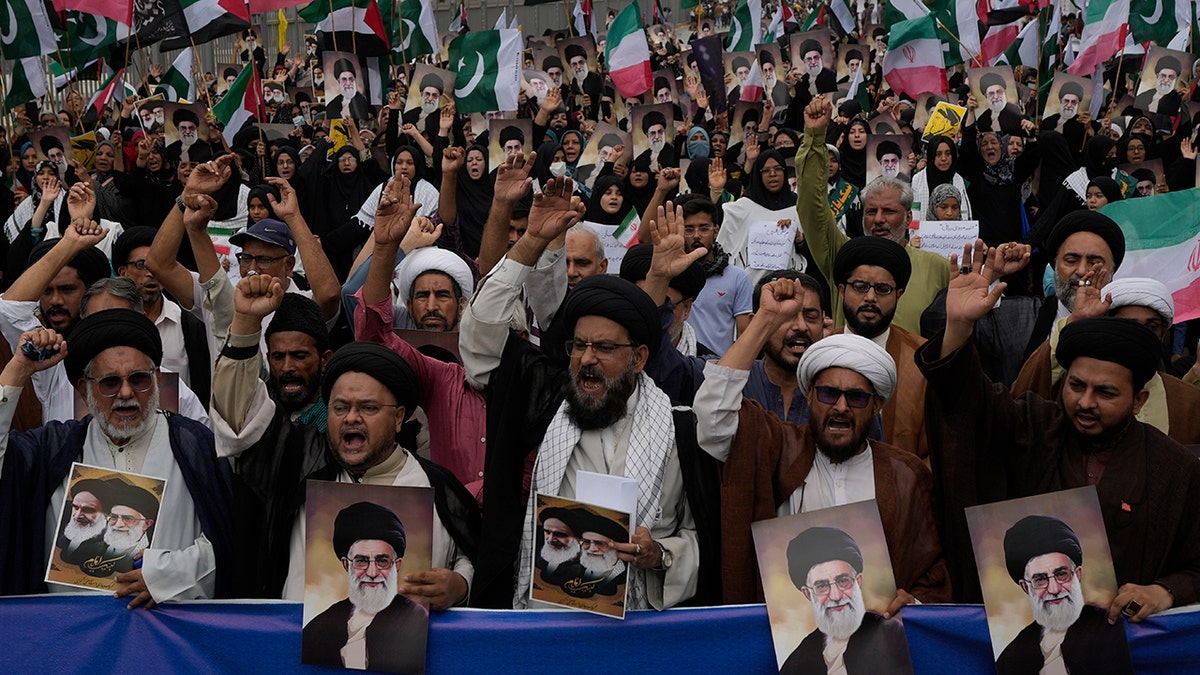 Iranske zastave i plakati ajatolaha na demonstraciji Pakistana
