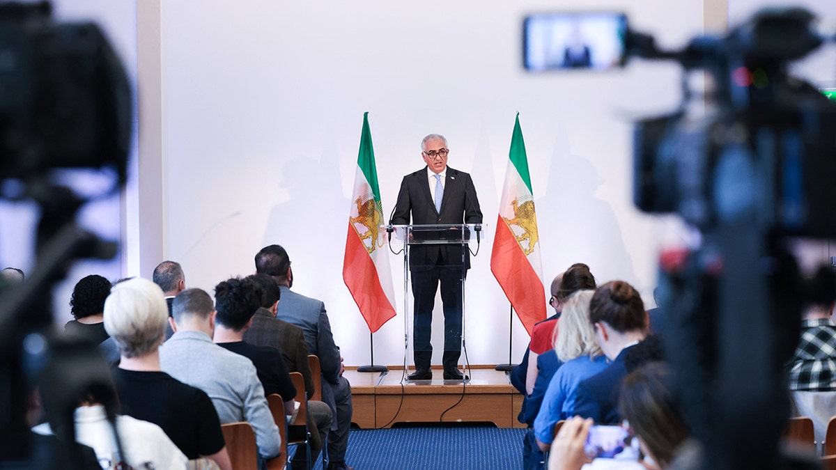 Iranski prognani princ održava konferenciju za novinare u Parizu