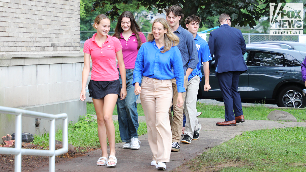 Veleposlanik Mikie Sherrill, u kojoj se pridružila njezina djeca, stiže u osnovnu školu Hillside u Montclairu, New Jersey, kako bi glasalo u glasanju.