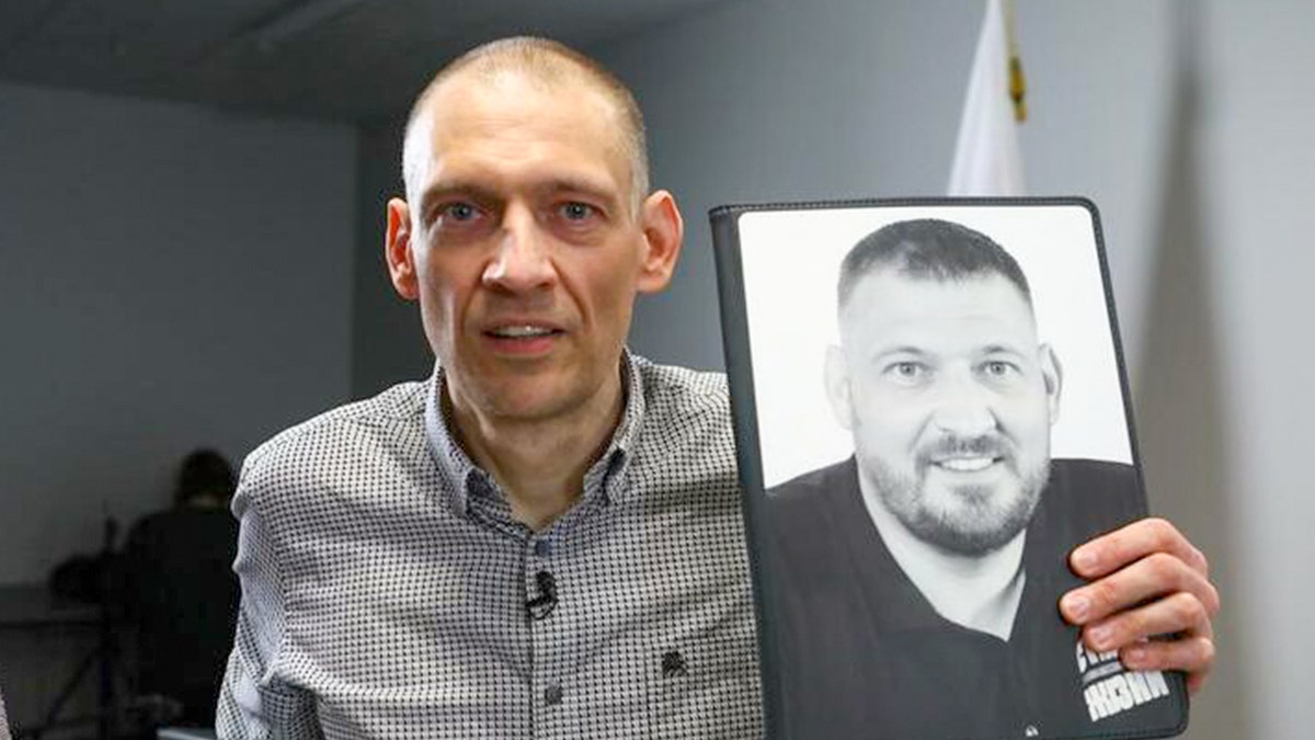 Siarhei Tsikhanouski drži fotografiju sebe prije svog pritvora