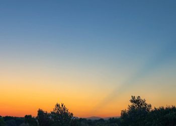 NEOBIČNA POJAVA NA NEBU IZNAD SPLITA Jeste li primijetili ‘tamnu prugu’? Evo što to znači