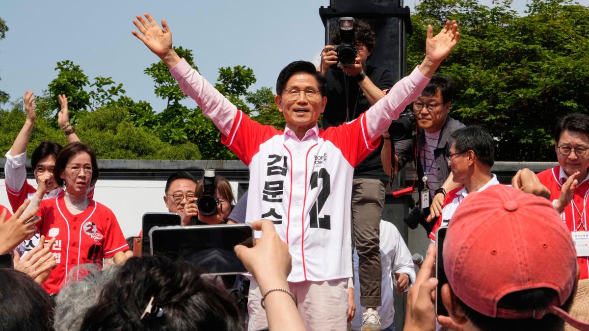 Kim Moon-soo s podignutim rukama