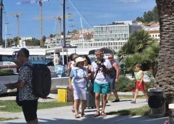Paklene vrućine u Splitu, u centru grada se svi drže hlada