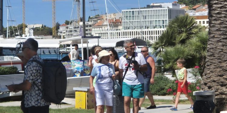 Paklene vrućine u Splitu, u centru grada se svi drže hlada