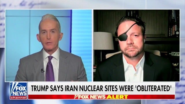 Domaćin Fox News Trey Gowdy pomakne prstom u jednokratnu zvijezdu Fox News, Tucker Carlson, označavajući ga kao dio 