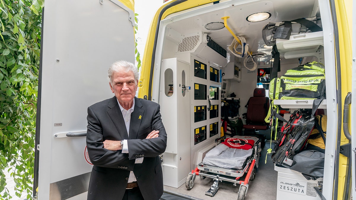Franklin Graham stoji pored otvorene oklopne ambulante s ICU opremom vidljivom iznutra