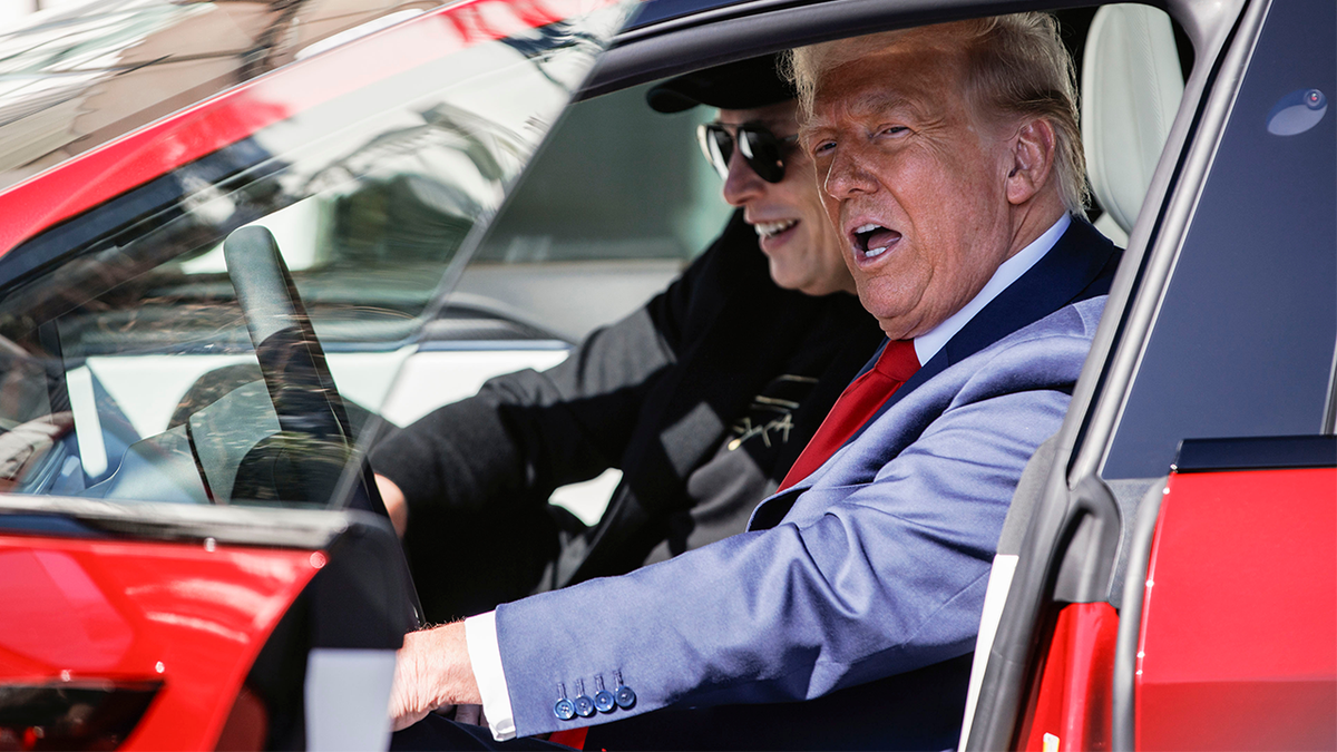 Donald Trump i Elon Musk u Teslini