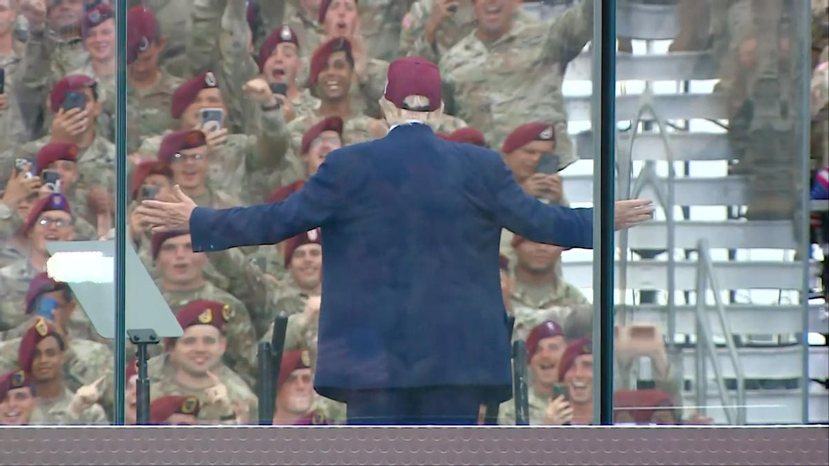 Predsjednik Donald Trump suočio se s trupama u Fort Bragg
