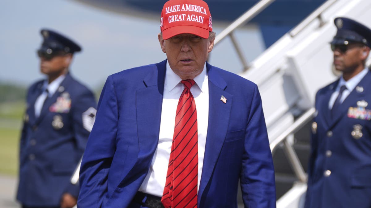 Trump silazi iz zrakoplovstva