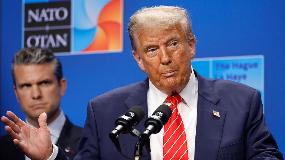 Trump govori u mikrofon na NATO konferenciji za novinare