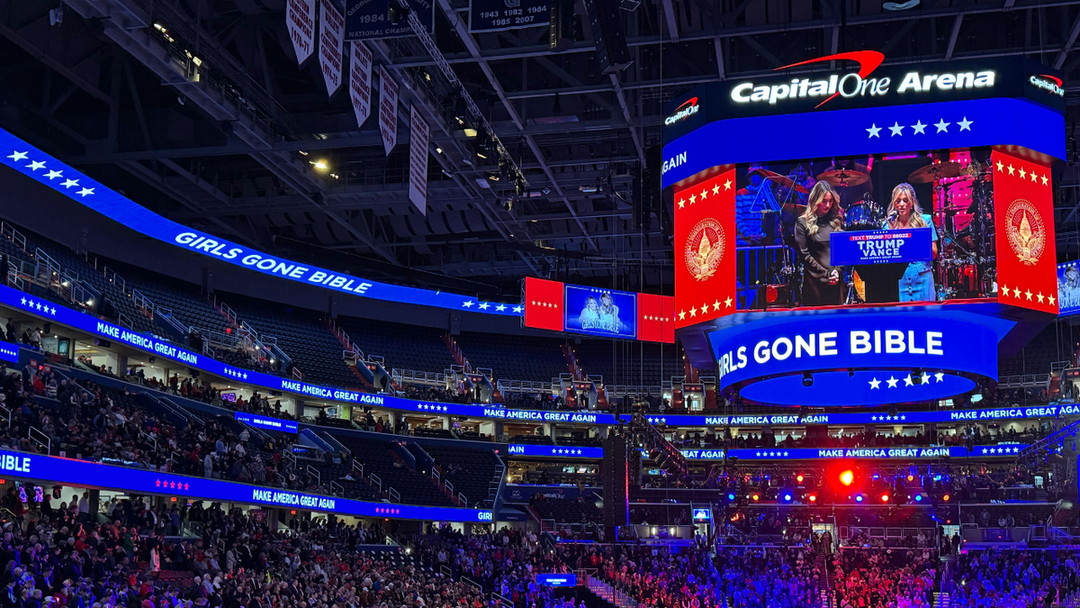 Pristalice predsjednika izabranog Donalda Trumpa prisustvuju skupu u Capital One Areni u Washingtonu, u nedjelju, 19. siječnja 2025., uoči Dana inauguracije