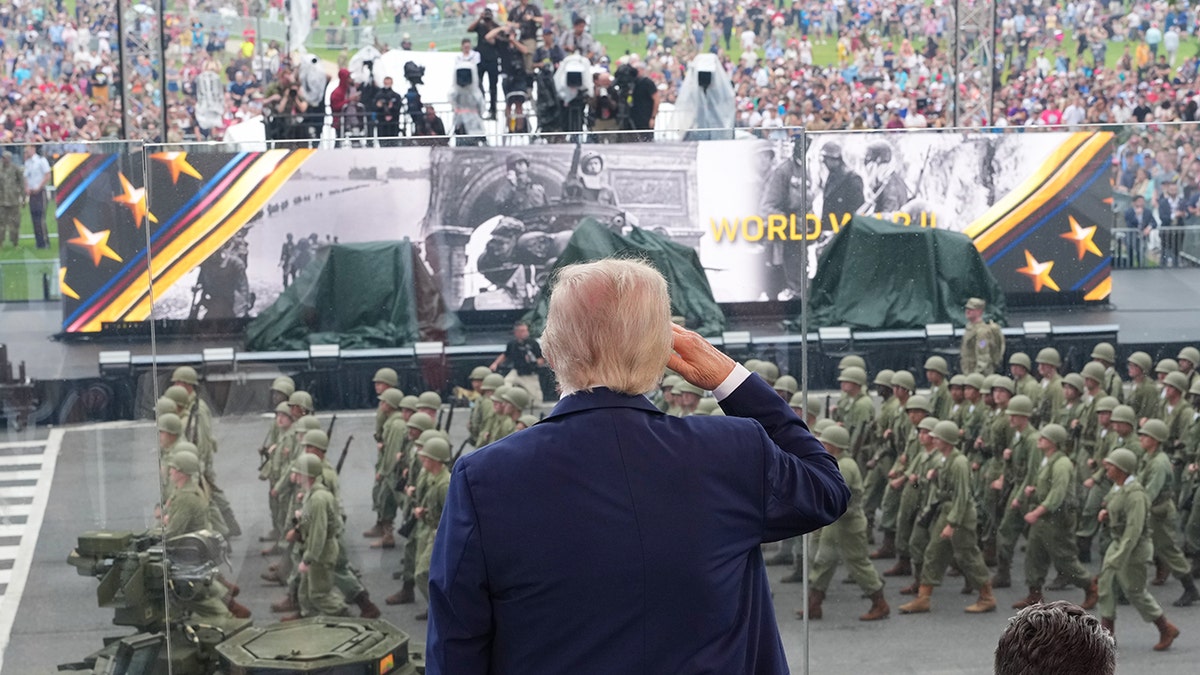 Predsjednik Donald Trump pozdravlja