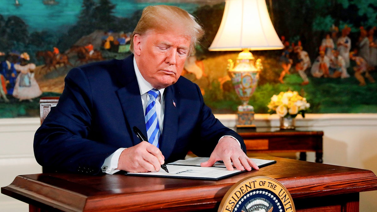 Predsjednik Trump potpisuje izjavu o izlasku iz iranskog sporazuma u 2018. godini