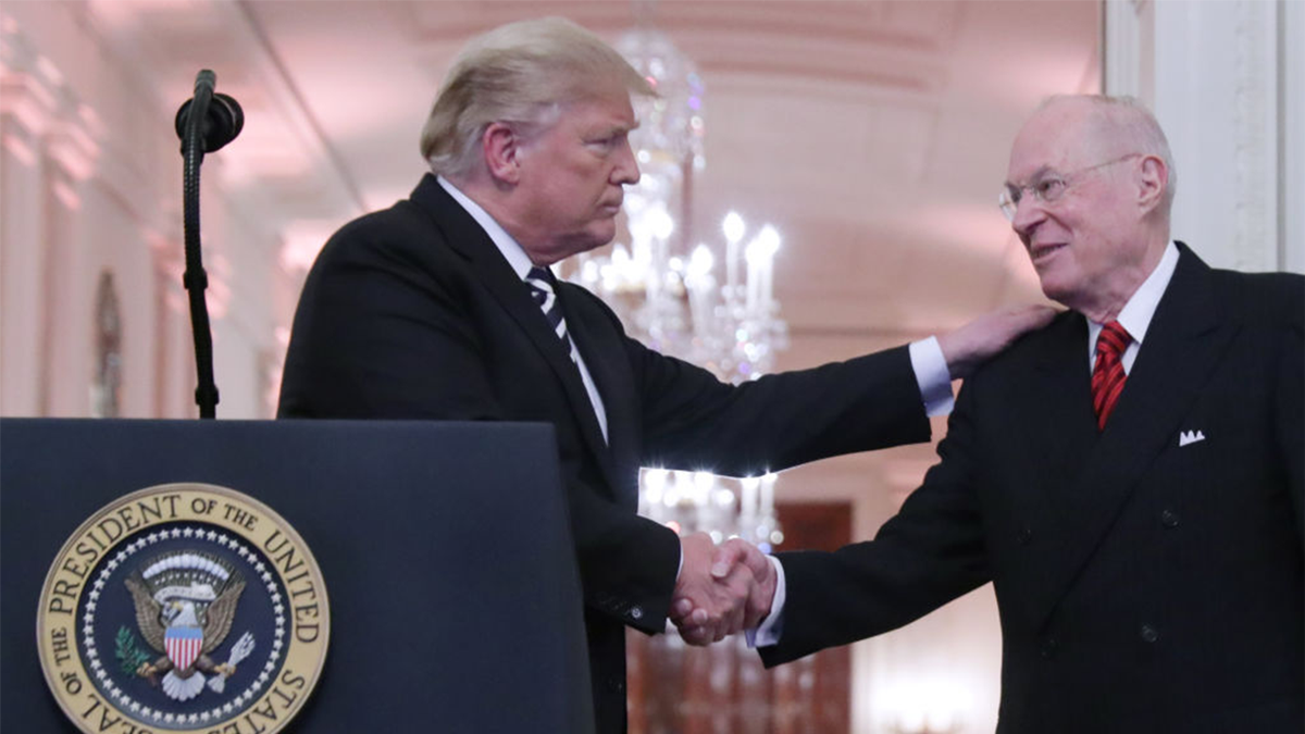 Predsjednik Donald Trump rukuje s umirovljenim pravdom Anthonyja Kennedyja