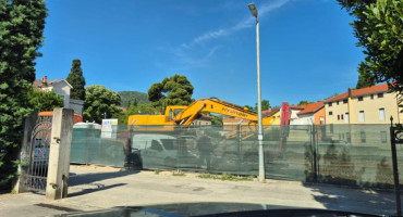 Uklanjanje teške mehanizacija na gradilištu planiranog Park Centra