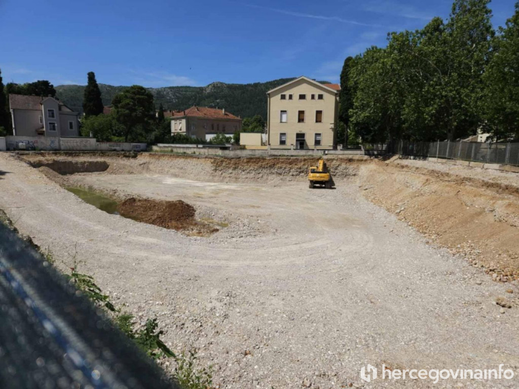 Uklanjanje teške mehanizacija na gradilištu planiranog Park Centra