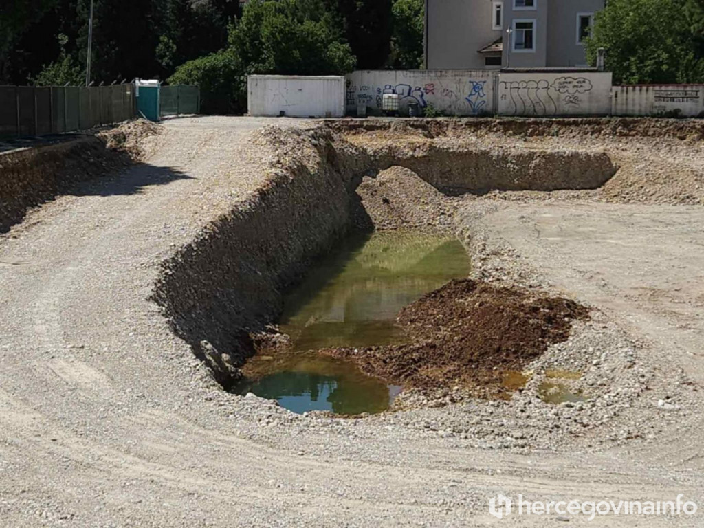 Uklanjanje teške mehanizacija na gradilištu planiranog Park Centra