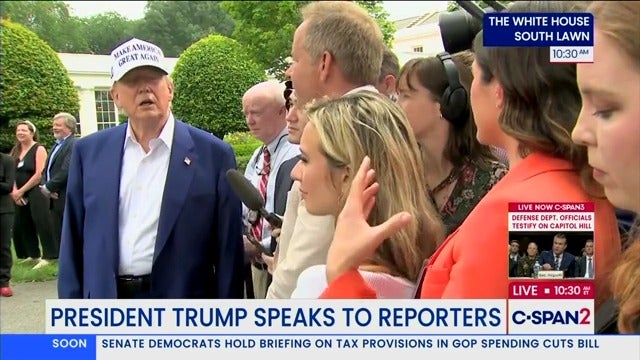 Donald Trump bjesni u reporteru CNN -a Alayna Treene tijekom improvizirane konferencije za novinare tijekom ceremonije podizanja zastave na travnjaku Bijele kuće.